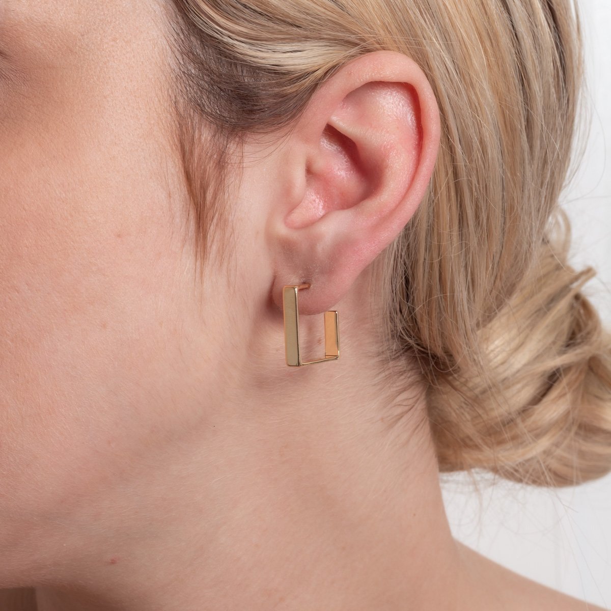 Ag-1253-Do Brinco Meia Argola Quadrada (4mm).