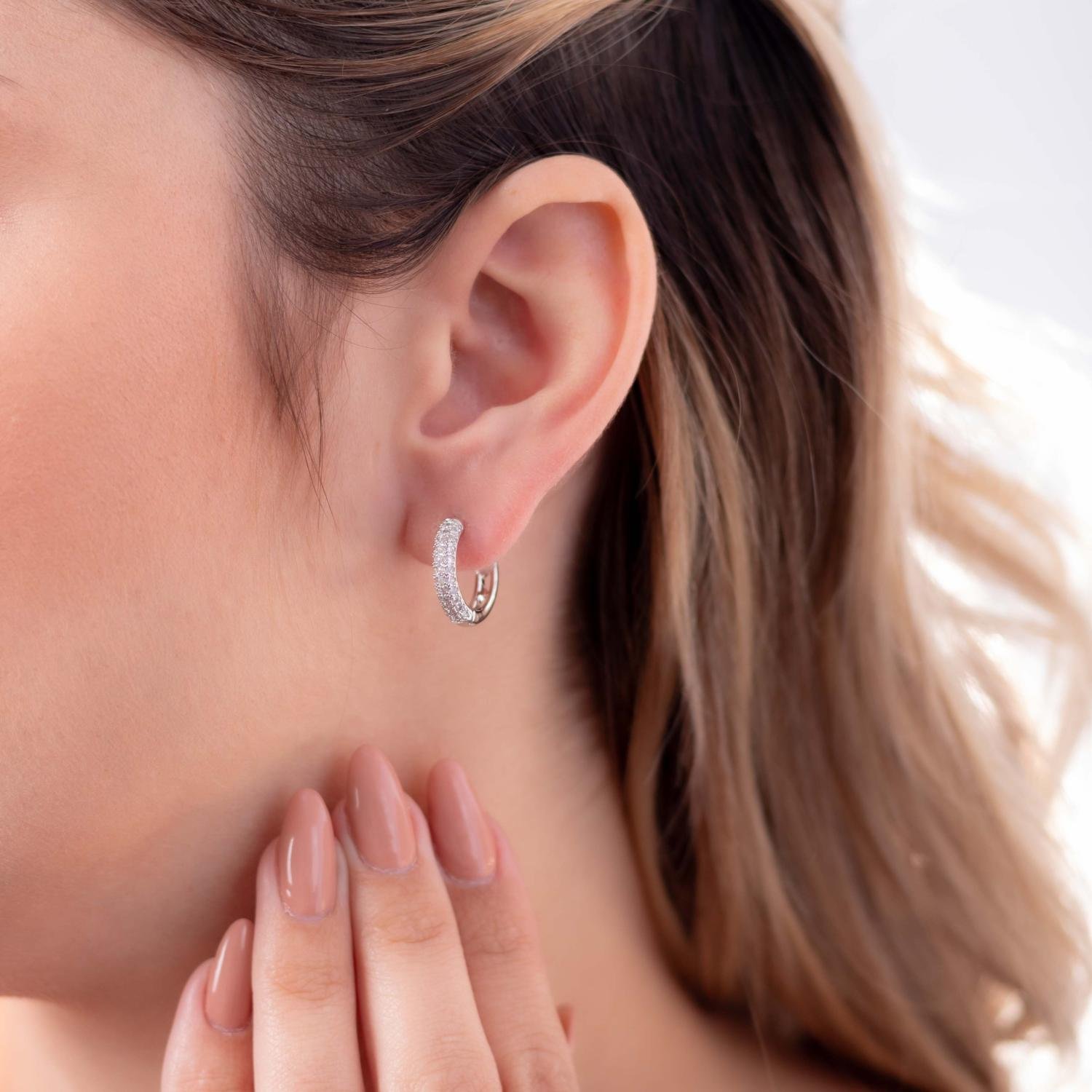 Brinco De Argola Articulada Cravejada.