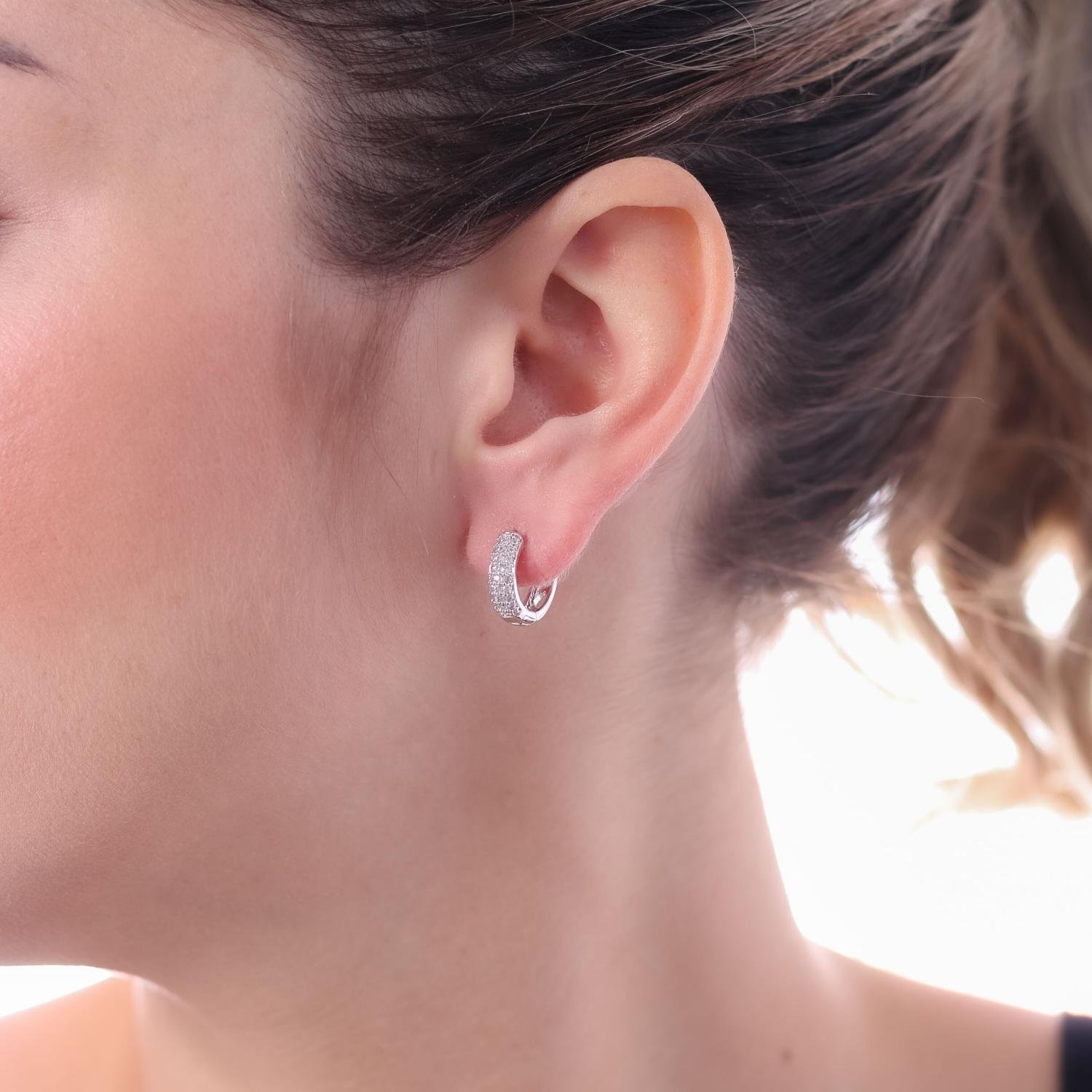 Ag-1304-Rd Brinco De Argola Articulada Cravejada De Zircônias - Ródio Branco.