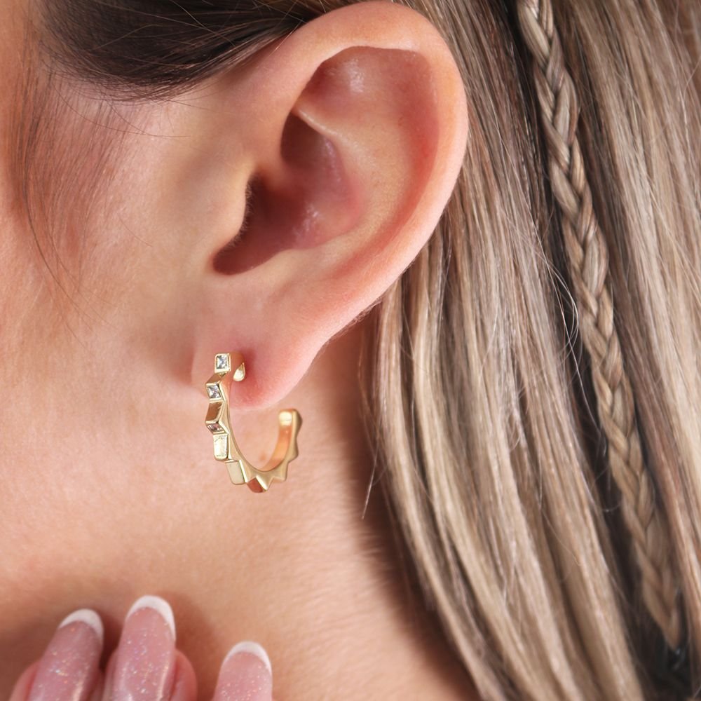 Ag-1499-Do Brinco Meia Argola Detalhada Cravejada De Zircônias (22mm)