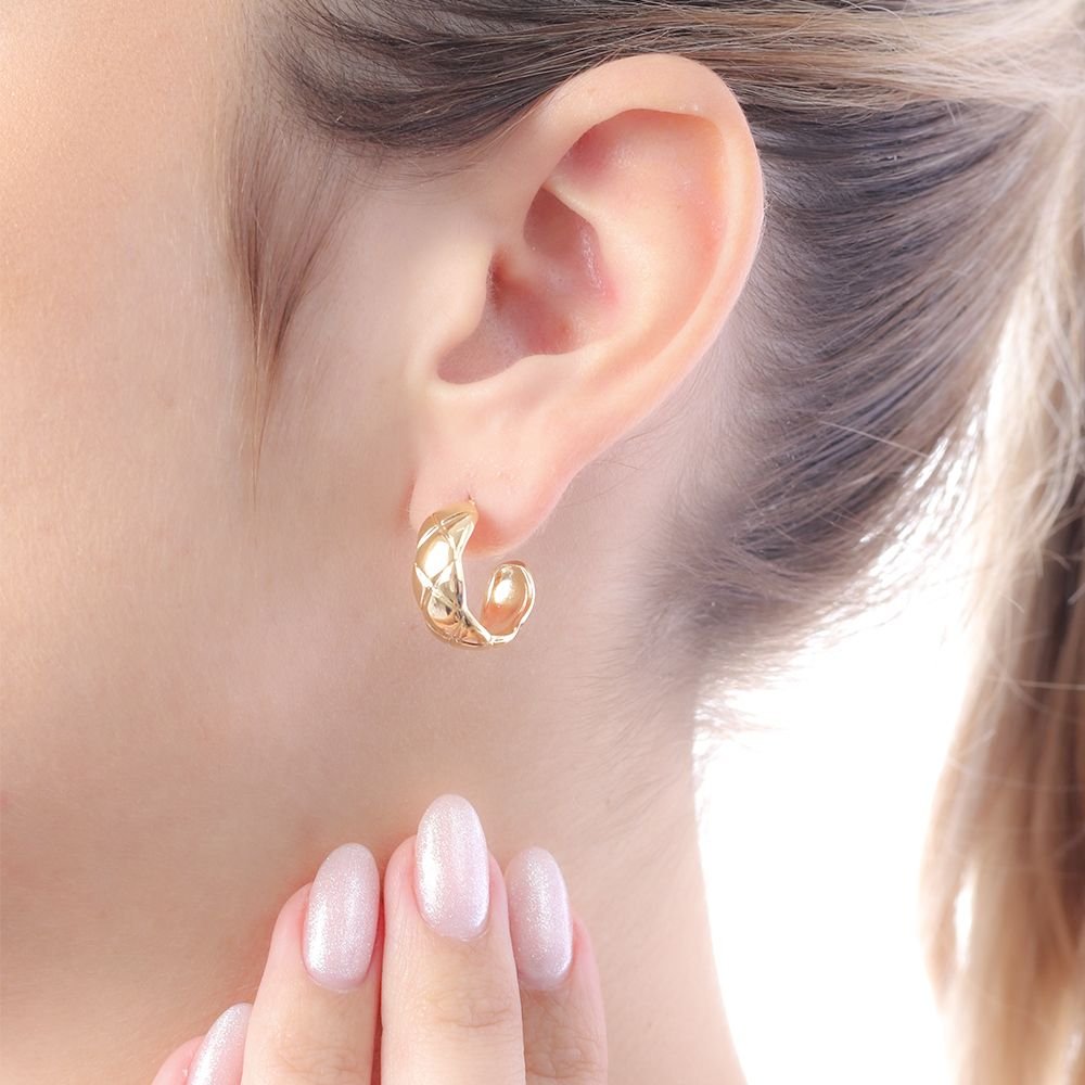 Ag-1580-Do Brinco Meia Argola Detalhada (18mm) Ag-1580-Do Brinco Meia Argola Detalhada (18mm)