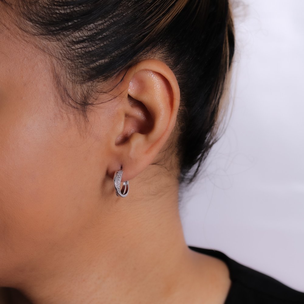 Ag-1649-Rd Brinco Meia Argola Cravejada - Ródio Branco.