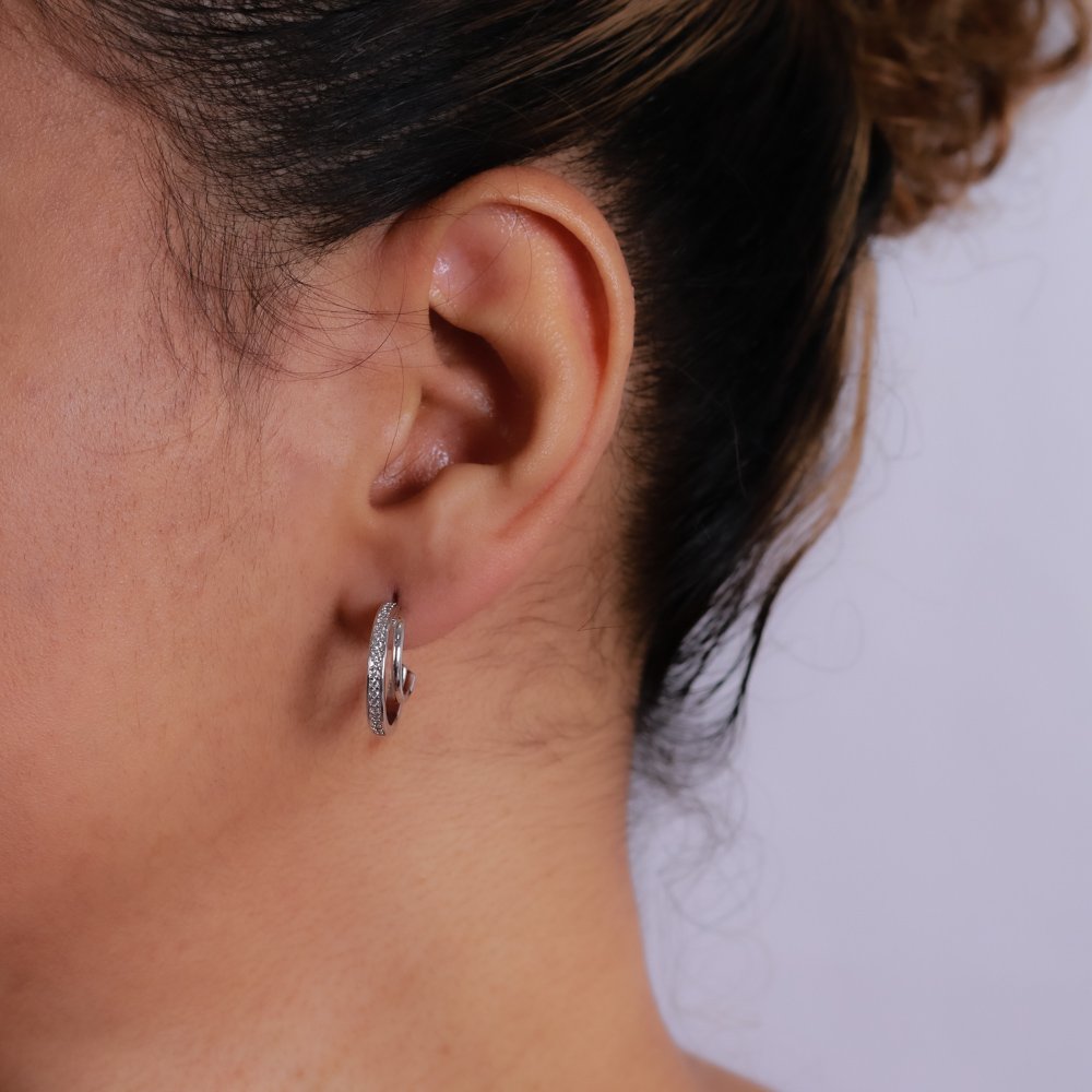 Ag-1652-Rd Brinco Meia Argola Dupla Lisa E Cravejada Cristal - Ródio Branco.