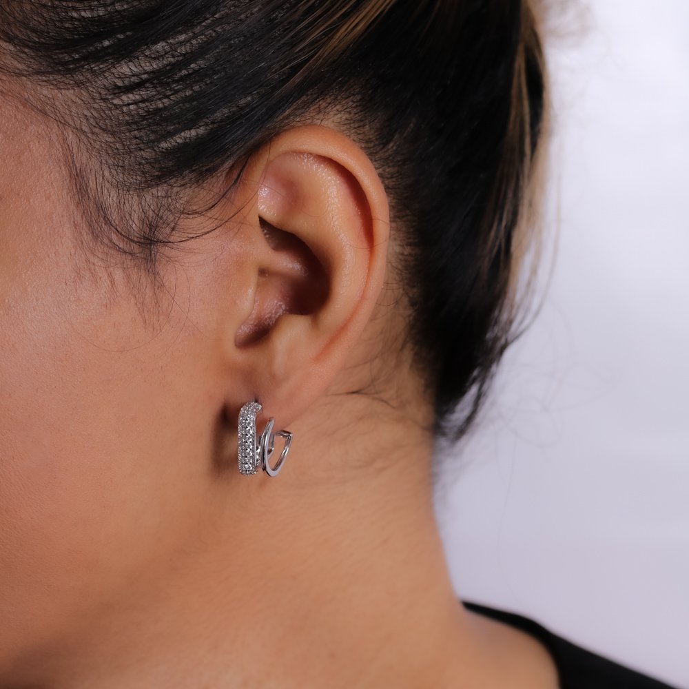 Ag-1658-Rd Brinco Meia Argola Cravejada - Ródio Branco.