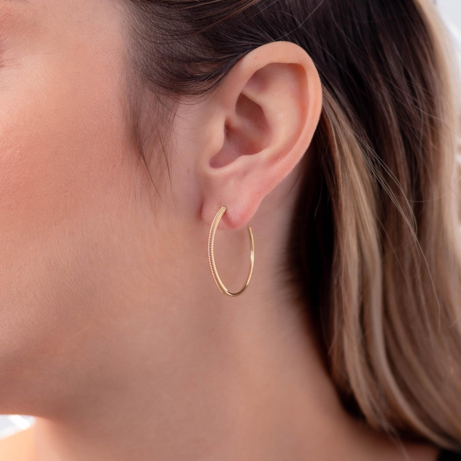 Ag-1697-Do Brinco Meia Argola Detalhada (3,0cm).