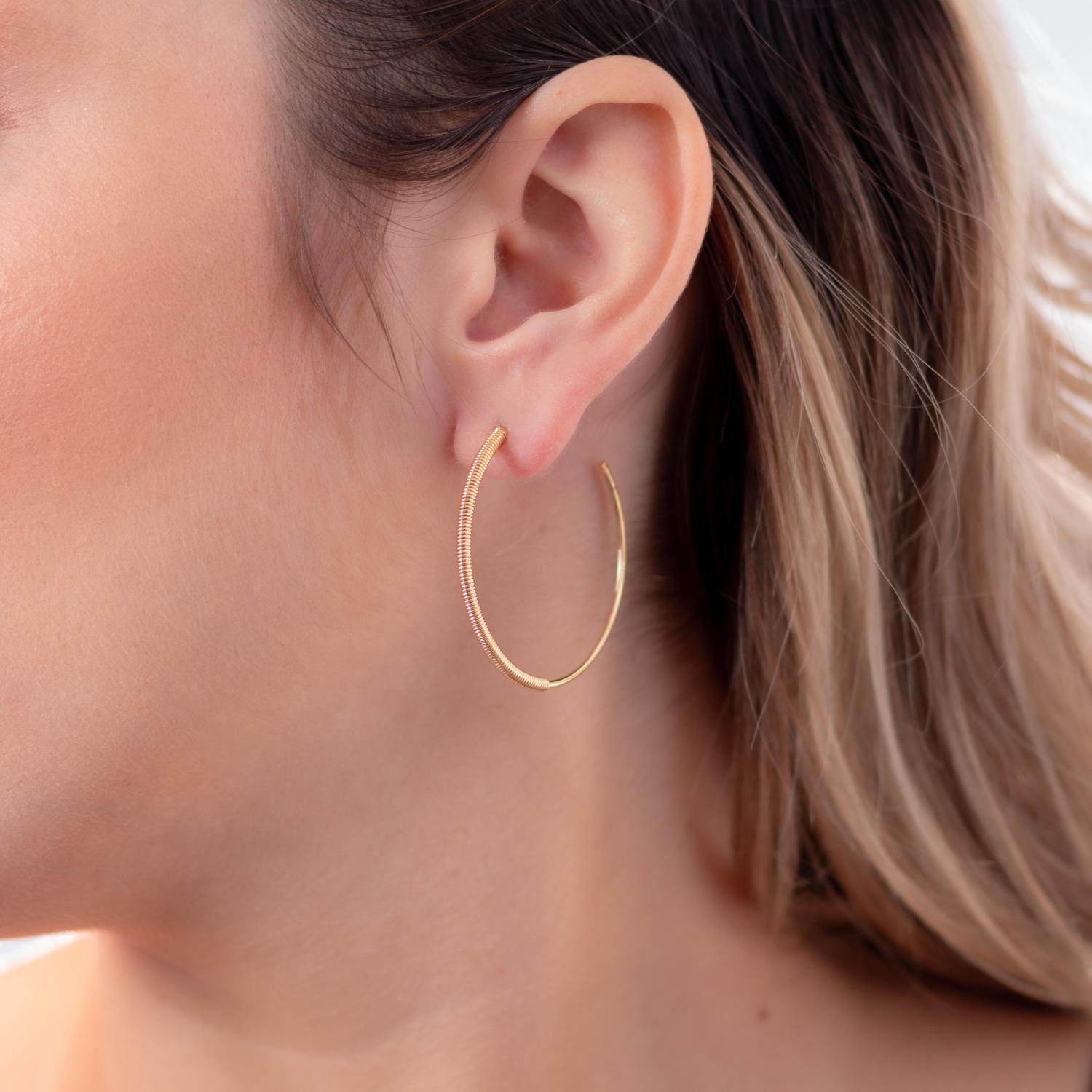 Ag-1698-Do Brinco Meia Argola Detalhada (4,05cm).