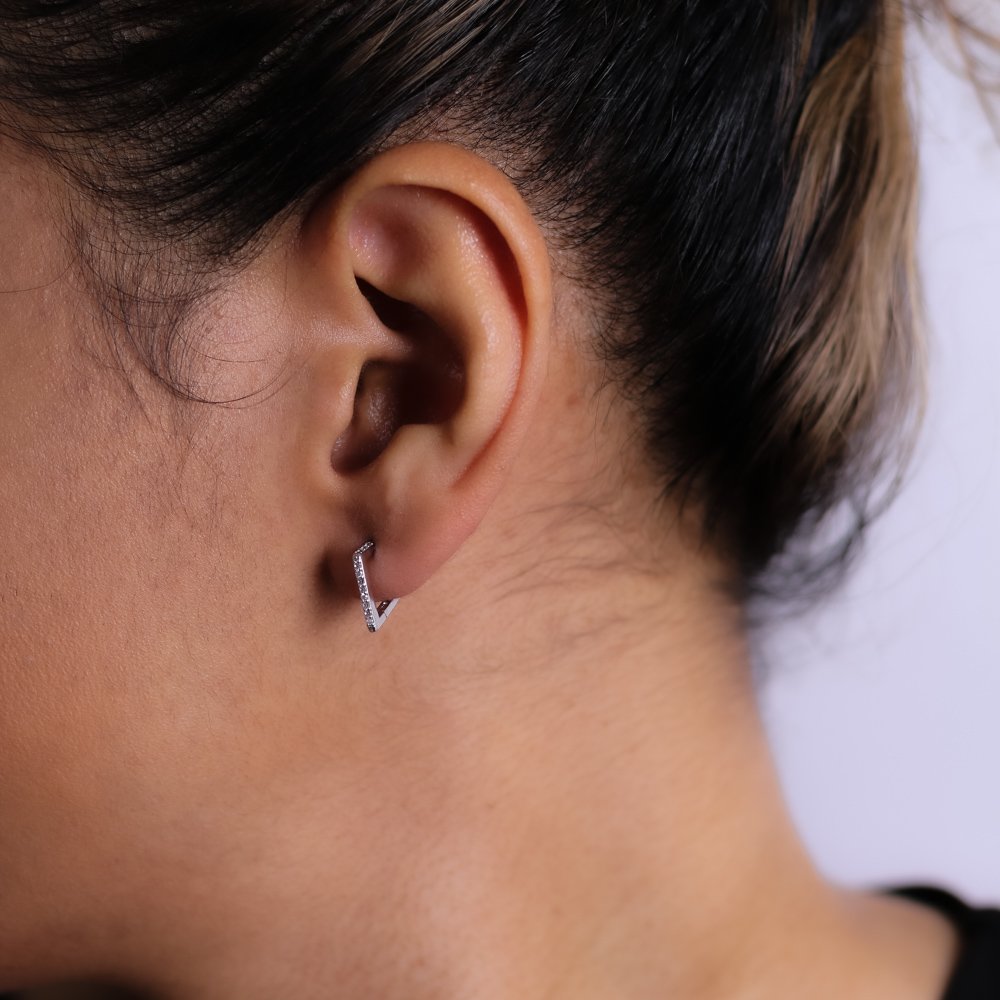 Ag-1773-Rd Brinco Argola Articulada Cravejada De Zircônias - Ródio Branco.