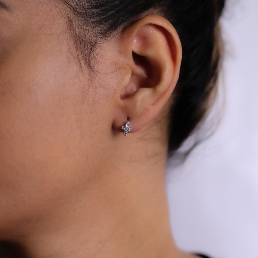 Ag-1774-Rd Brinco Argola Articulada De Cruz Cravejada - Ródio Branco.