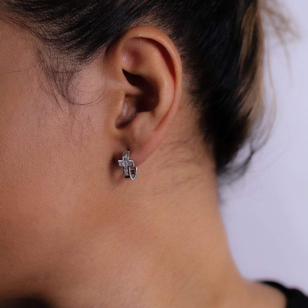 Ag-1780-Rd Brinco De Argola Articulada Com Cruz Cravejada Cristal - Ródio Branco.