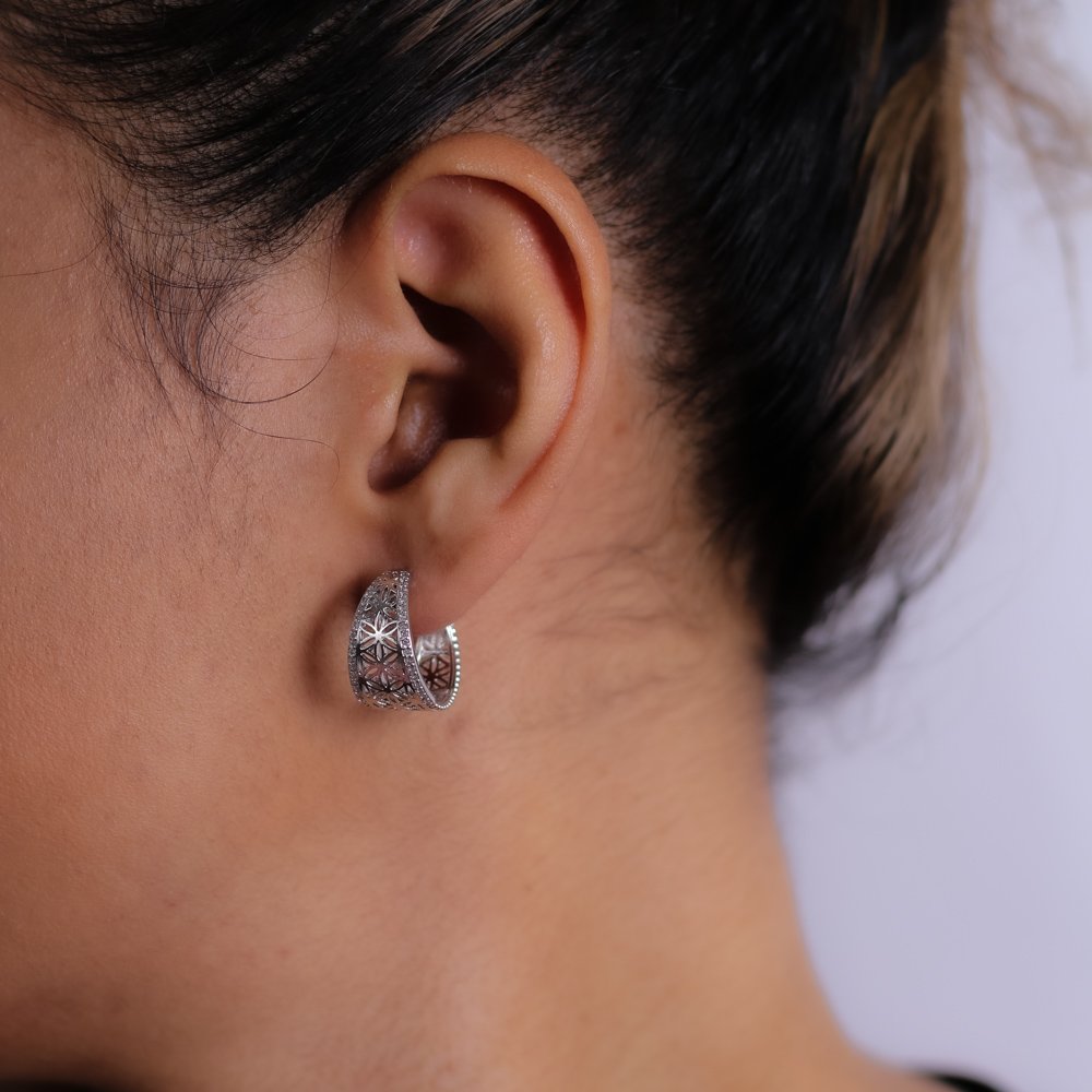 Ag-1784-Rd Brinco Meia Argola Detalhada Cravejada - Ródio Branco.