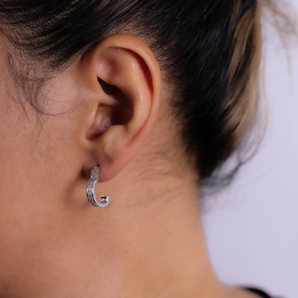 Ag-1786-Rd Brinco Meia Argola De Coração Cravejado - Ródio Branco.