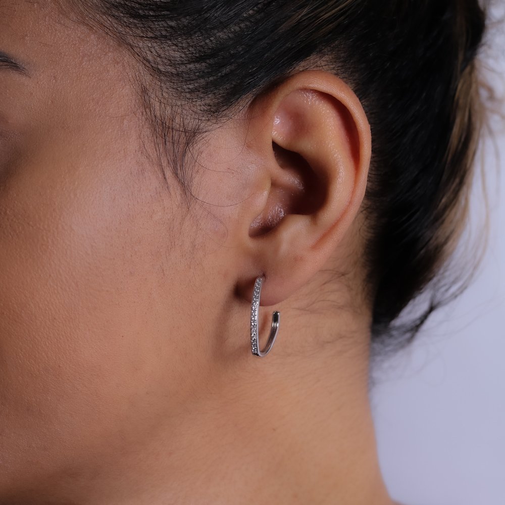 Ag-1787-Rd Brinco Meia Argola Cravejado De Zircônias Cristais - Ródio Branco.