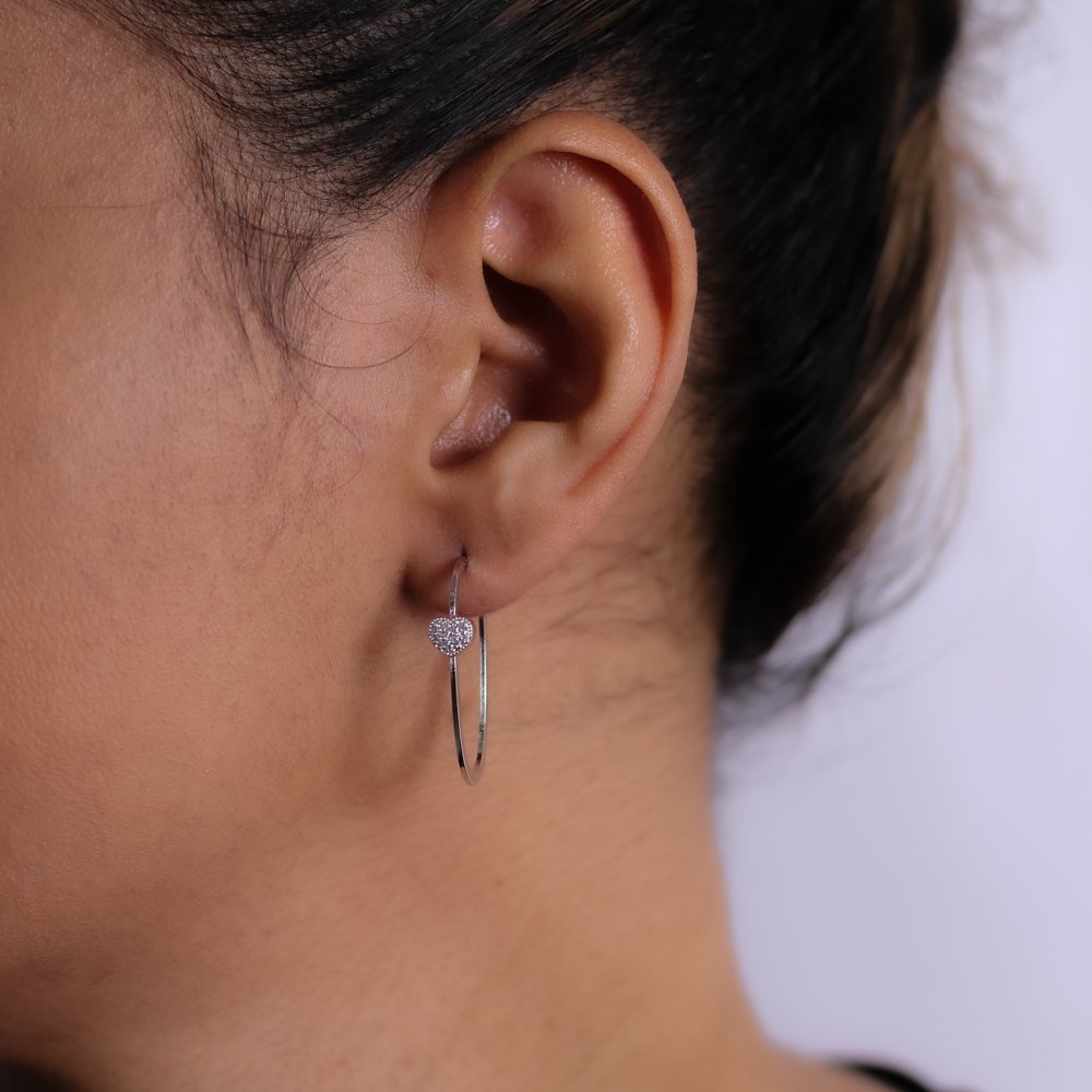 Ag-1788-Rd Brinco Meia Argola Com Coração Cravejado Cristal - Ródio Branco.