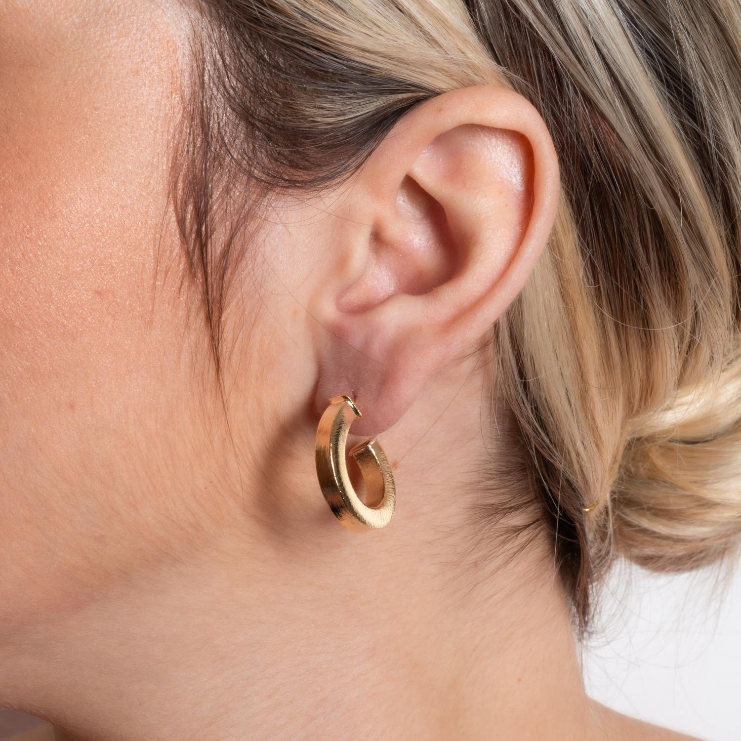 Ag-1871-Do Brinco Meia Argola Quadrado Lixado (25mm).