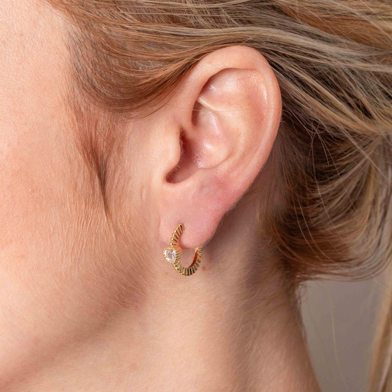 Ag-1929-Do Brinco Meia Argola Detalhada Com Coração Cristal.