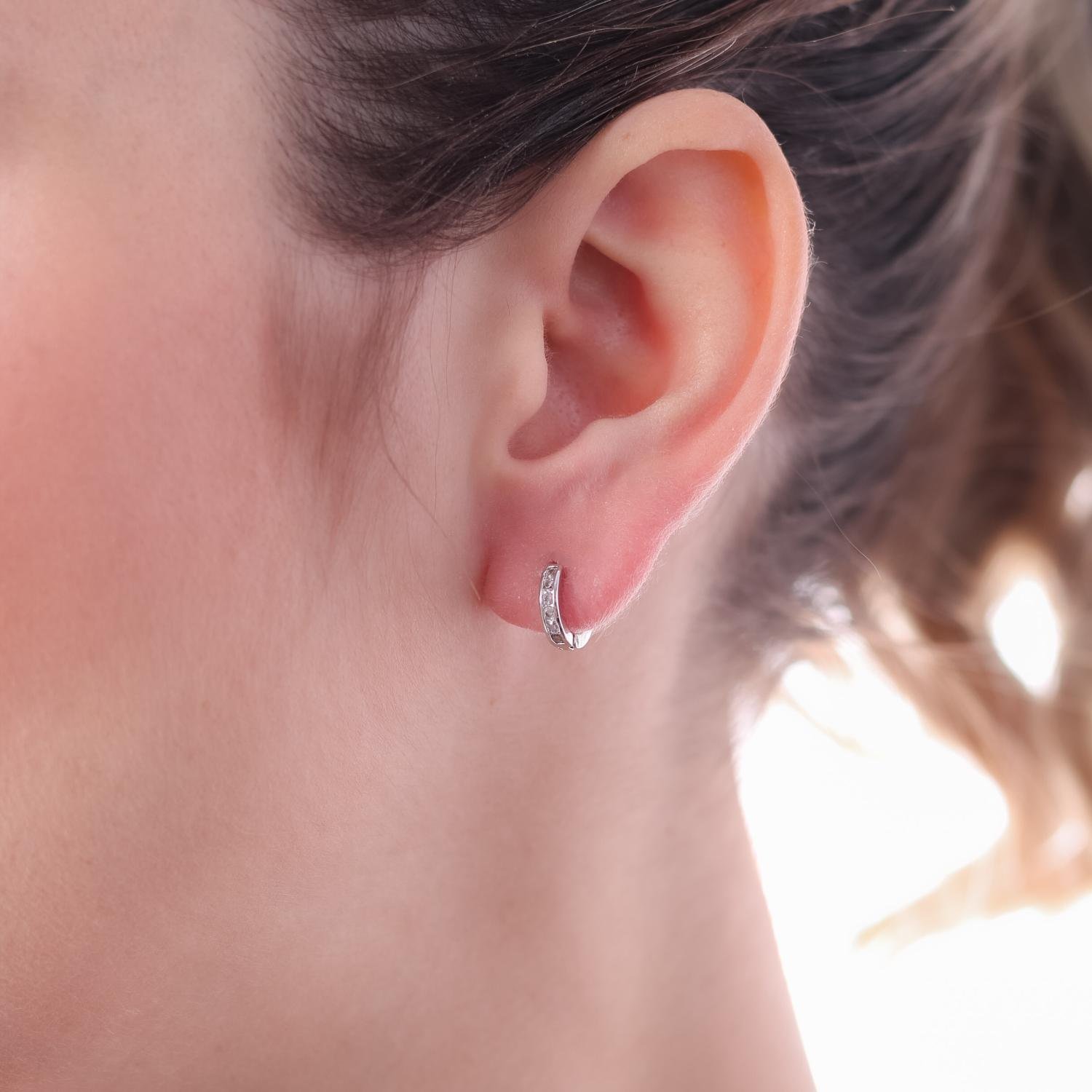 Ag193-Rd Brinco De Argola Rticulada Cravejado De Zircônias Cristal - Ródio Branco.