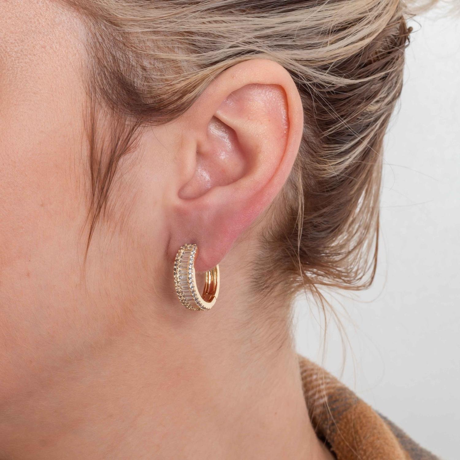 Ag-2068-Do Brinco De Argola Articulada Cravejado De Zircônias Cristais.