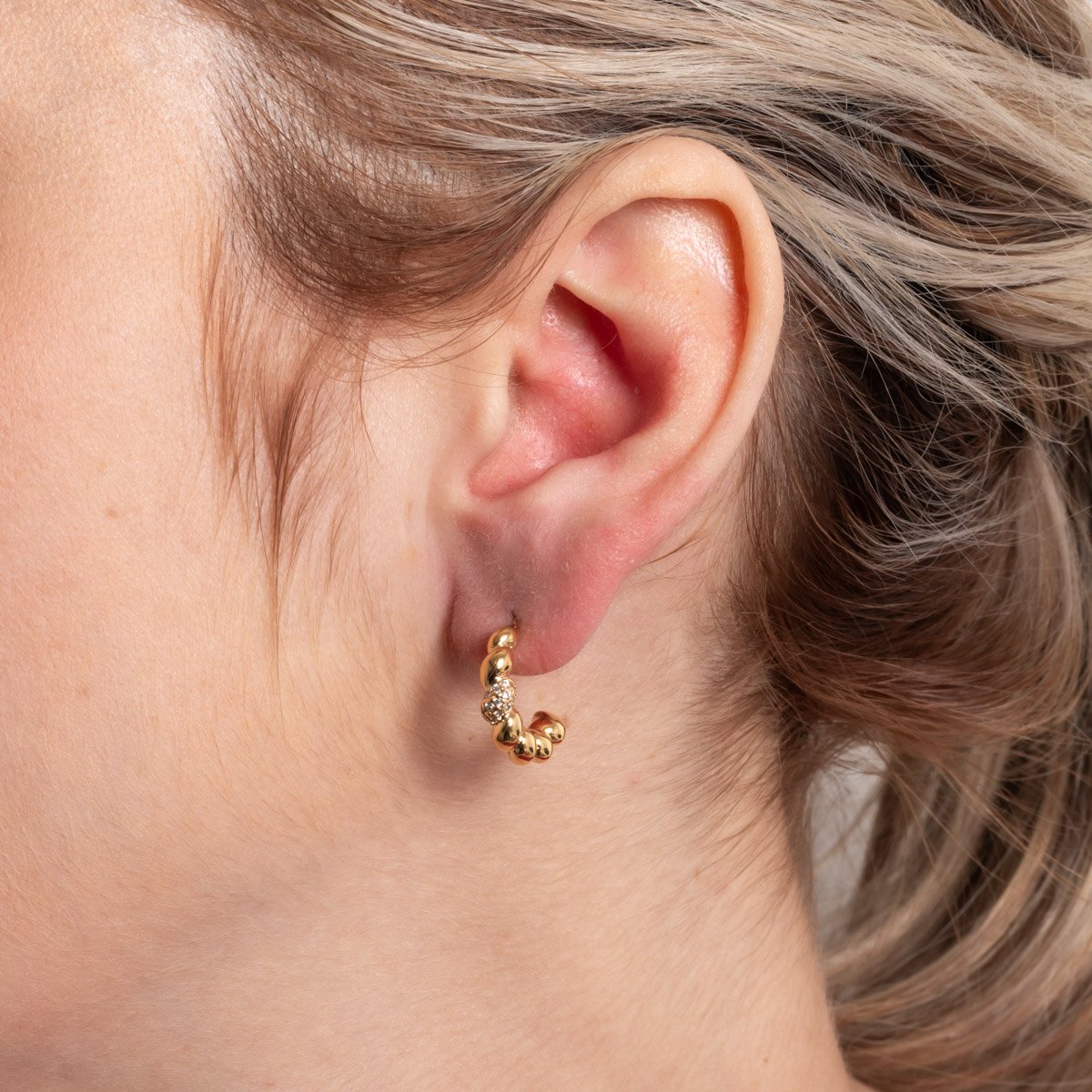 Ag-2111-Do Brinco Meia Argola Torcida Com Detalhes Em Zircônias Cristais.