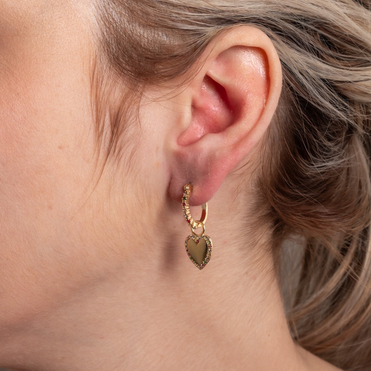 Ag-2117-Do Brinco De Argola Articulada Com Coração Cravejado.