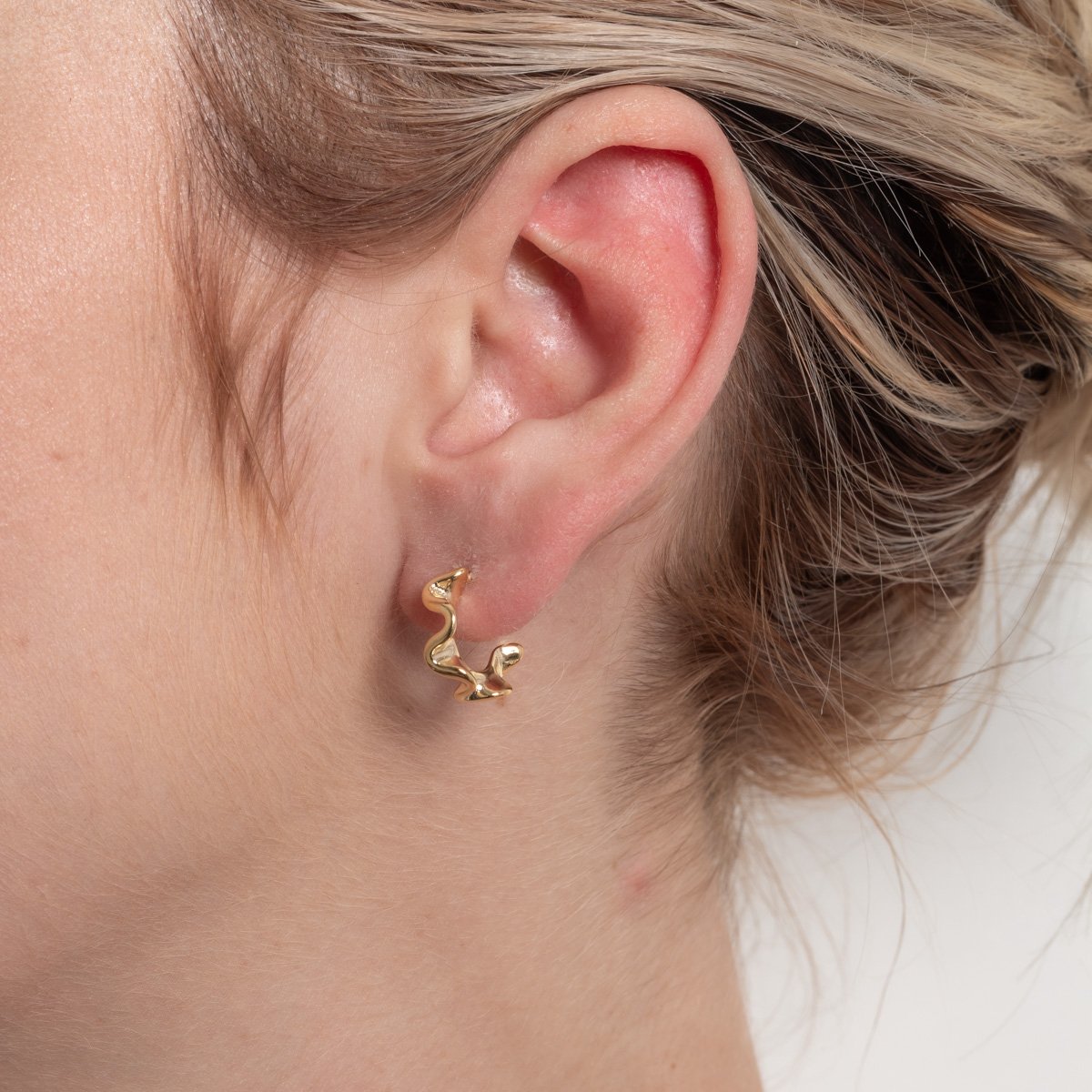 Ag-2120-Do Brinco Meia Argola Ondulada.