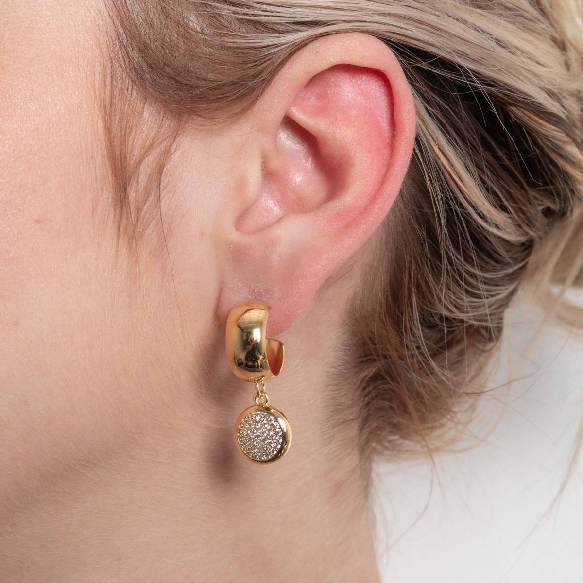 Ag-2137-Do Brinco Meia Argola Com Pêndulo Cravejado De Zircônias Cristais.