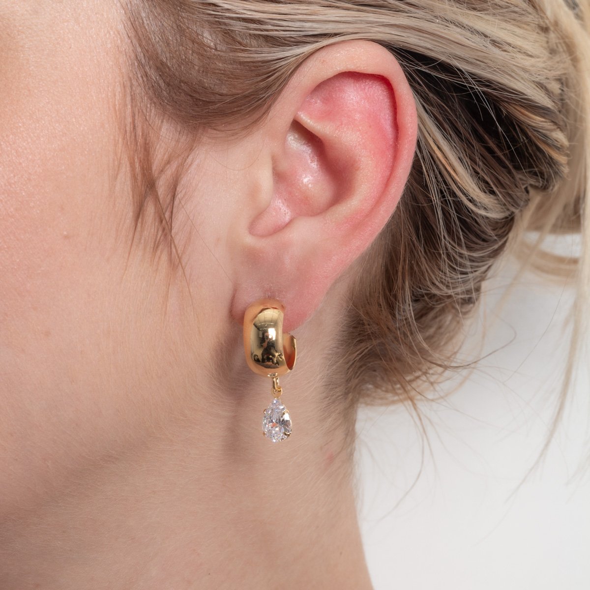 Ag-2138-Do Brinco Meia Argola Com Pêndulo Gota Cristal.