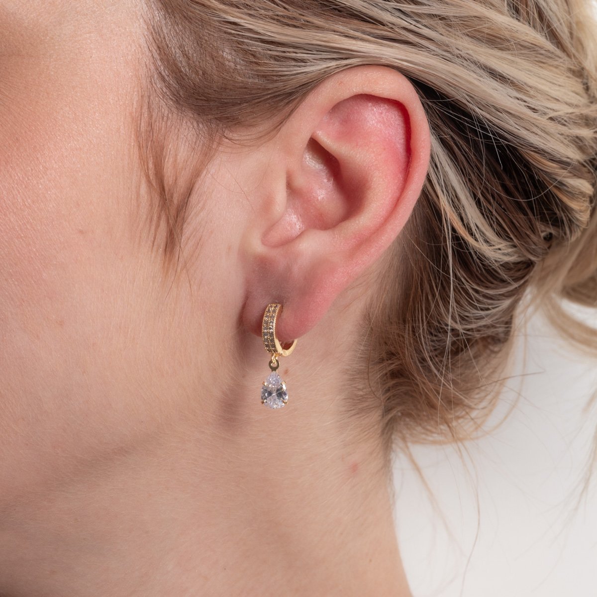 Ag-2151-Do Brinco De Argola Artculada Com Pêndulo Gota Cravejado De Zircônias Cristais.