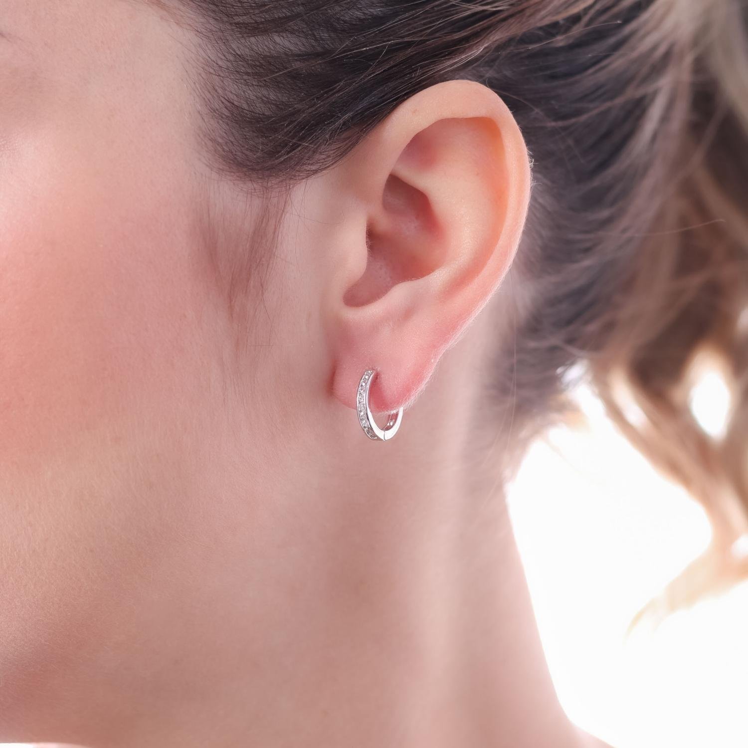 Ag-274-Rd Brinco De Argola Articulada Cravejado De Zircônias Cristal - Ródio Branco.