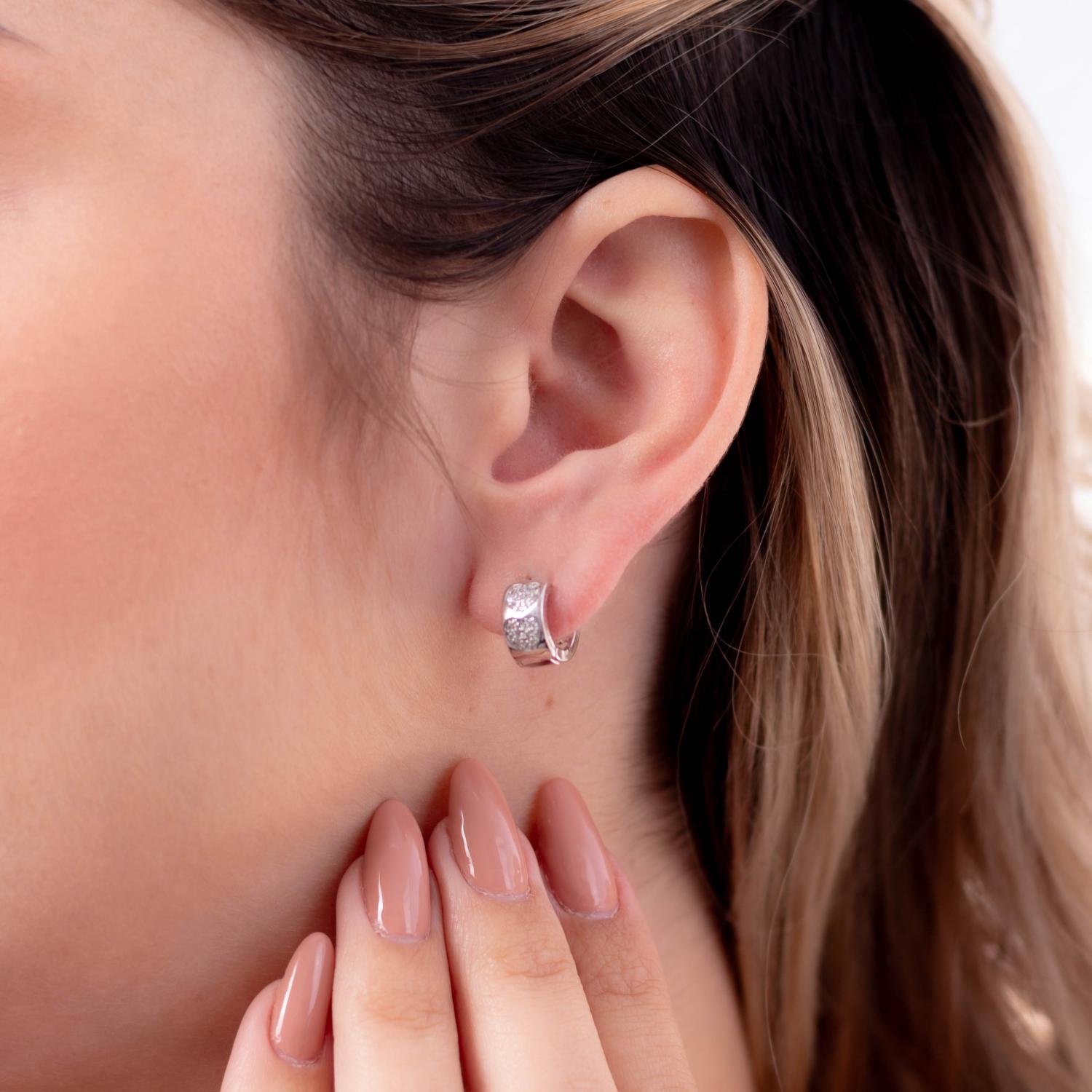 Ag-280-Rd Brinco De Argola Articulada Com Detalhe De Coração Cravejado - Ródio Branco.