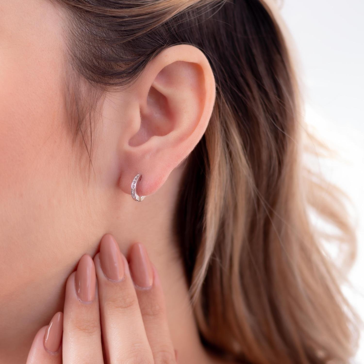 Brinco De Argola Articulada Cravejada De Zircônias.