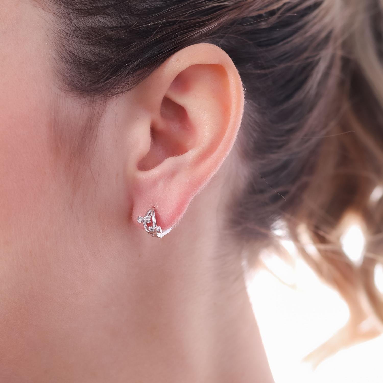 Ag-419-Rd Brinco De Argola Articulada Com Laço Cravejado De Zircõnias - Ródio Branco.