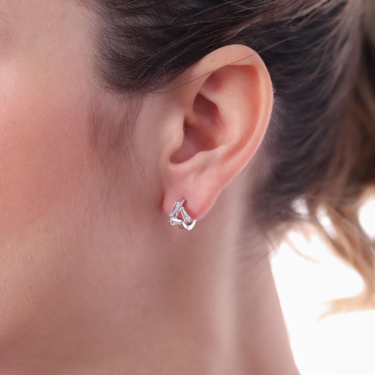 Ag-420-Rd Brinco De Argola Articulada Cravejado De Zircônias Cristal - Ródio Branco.