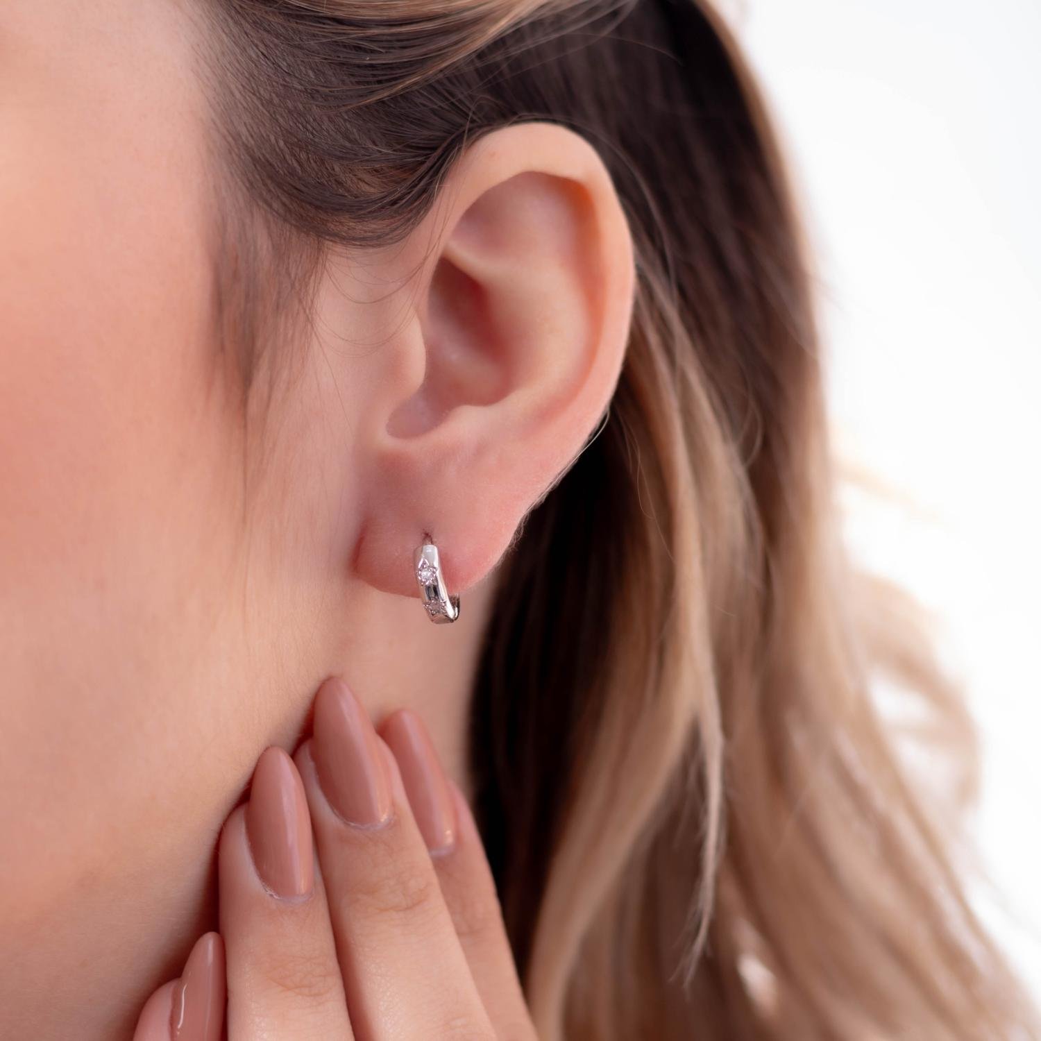 Brinco De Argolinha Articulada Cravejada Cristal (11mm).