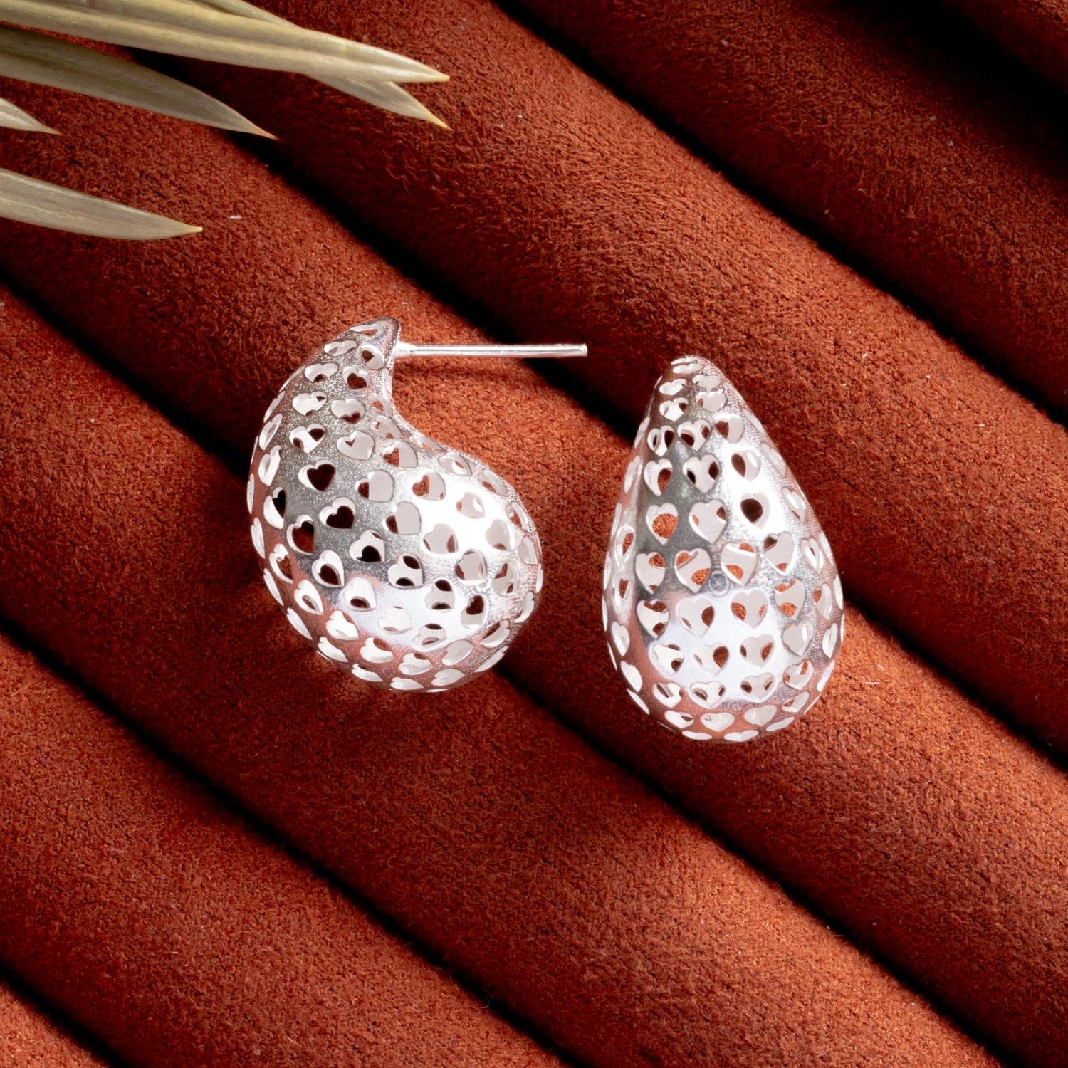 Ag-Br-1244 Brinco Gota Com Corações Vazados - Prata 925 (2,4cm).