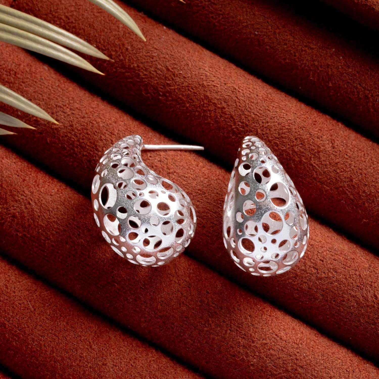 Ag-Br-1247 Brinco Gota Com Bolinhas Vazadas - Prata 925 (2,4cm).