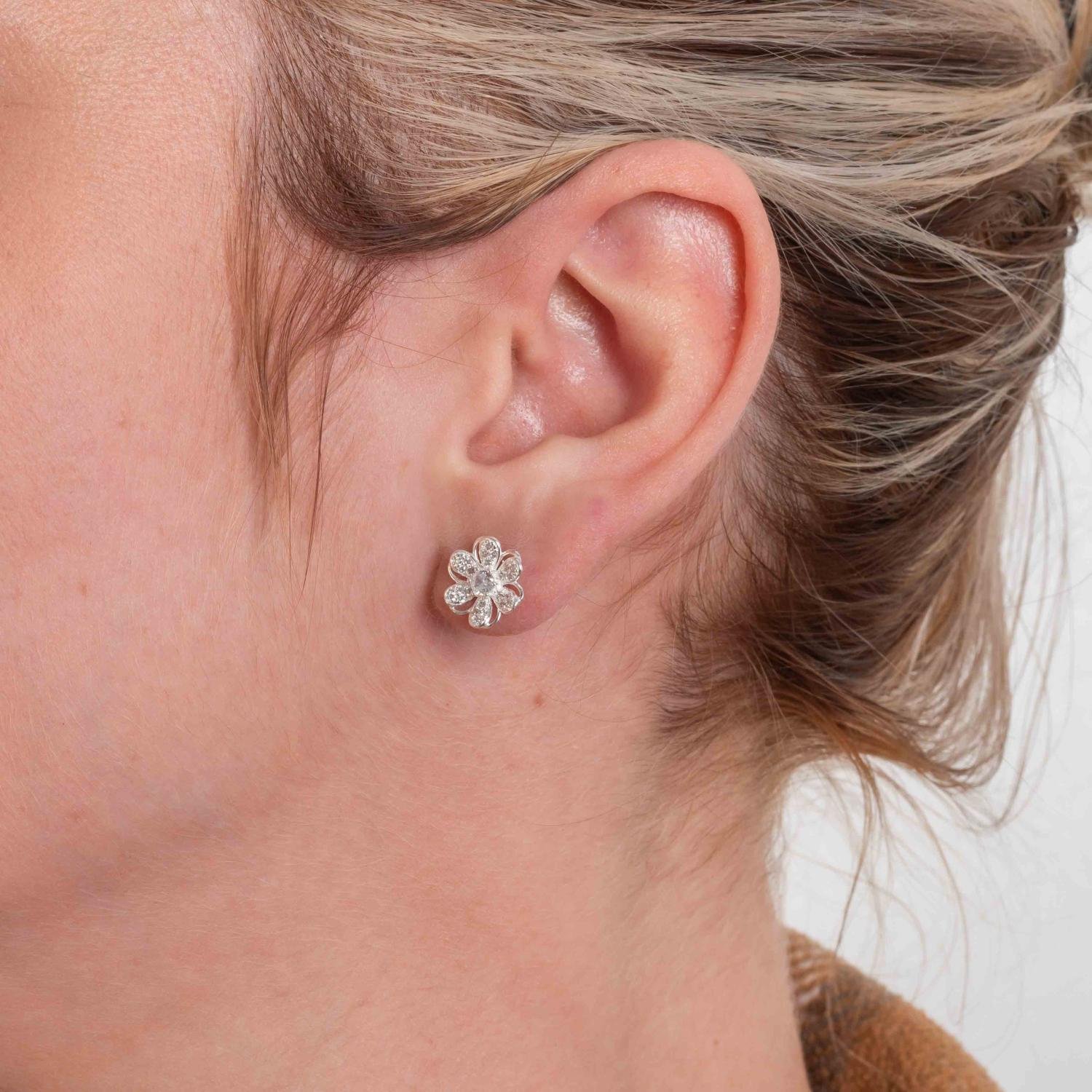 Ag-Br-1259 Brinco De Flor Cravejado De Zircônias Cristais - Prata 925.