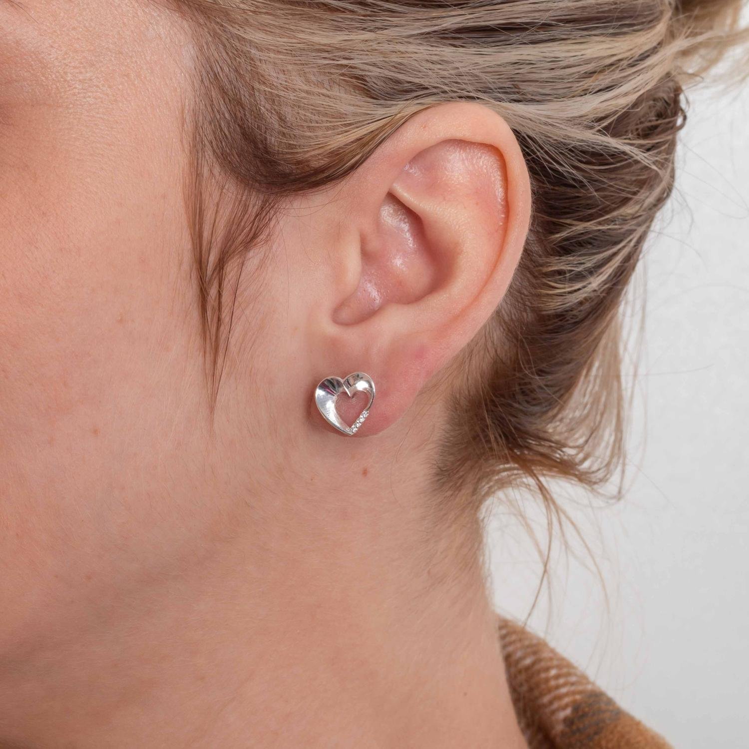 Ag-Br-1261 Brinco De Coração Vazado Cravejado De Zircônias Cristais - Prata 925.