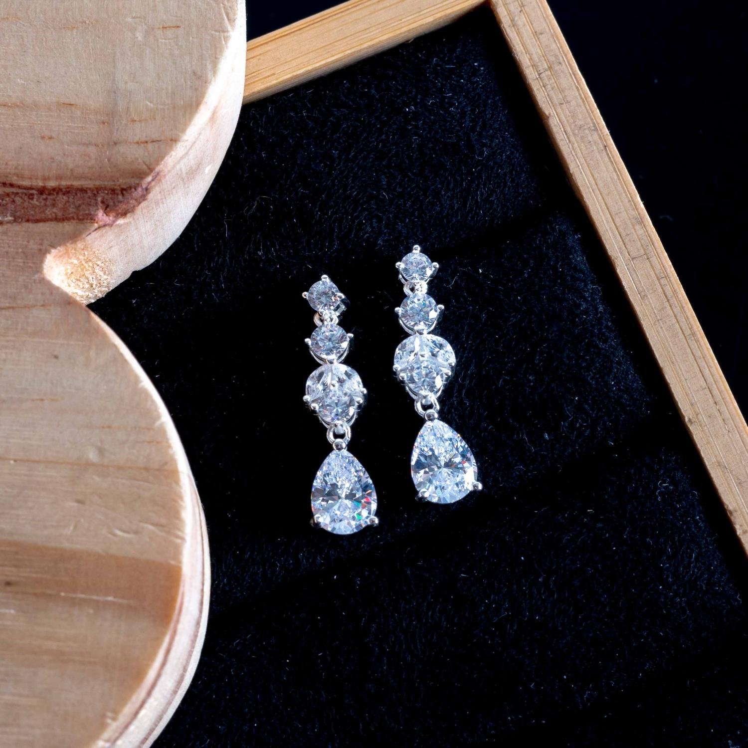 Ag-Bra-328 Brinco Gota Cravejado De Zircônias Cristais - Prata 925.