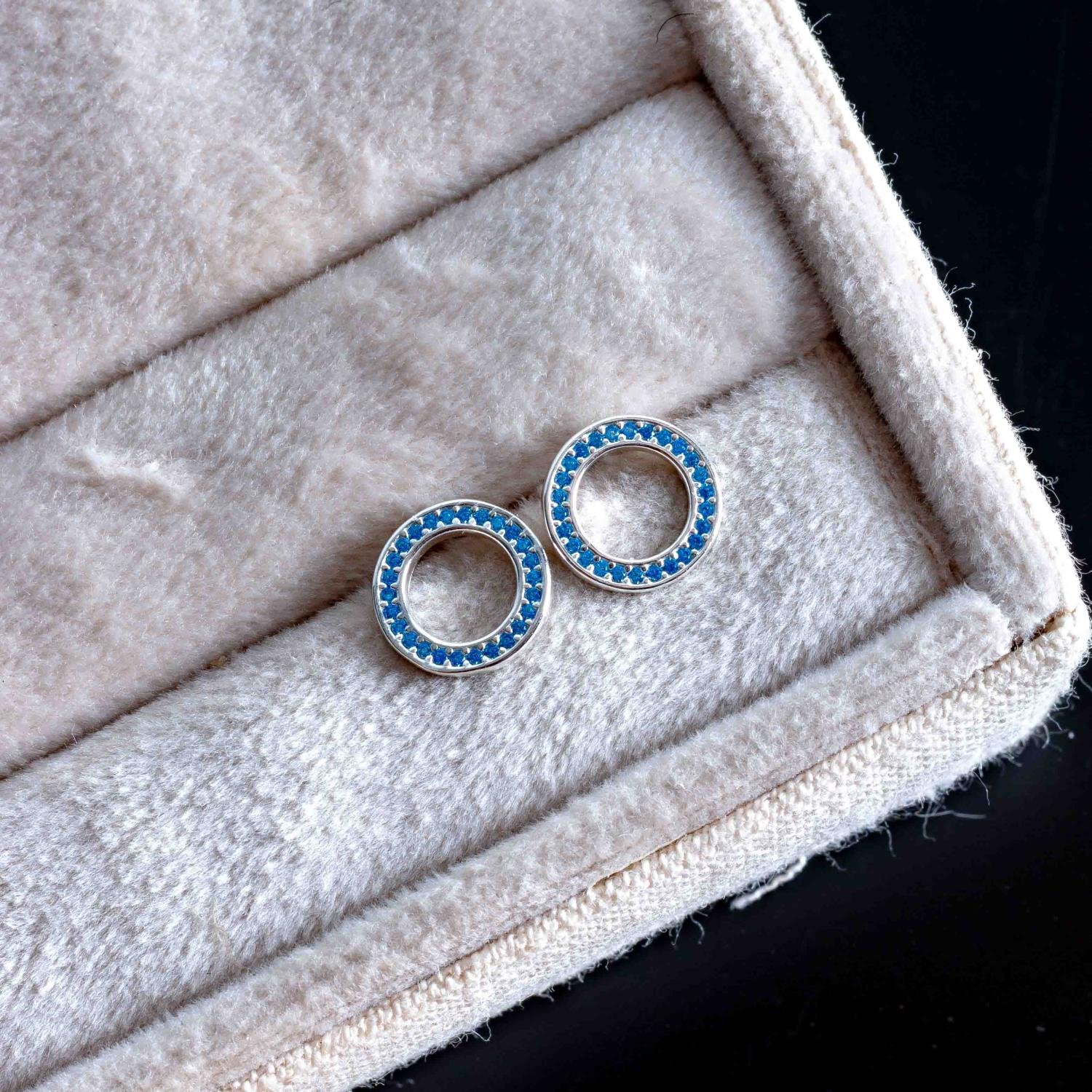 Ag-Bra-331 Brinco Redondo Vazado Cravejado Azul - Prata 925.