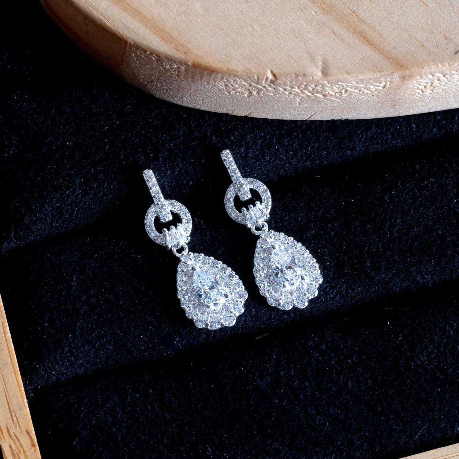 Ag-Bra-332 Brinco Gota Cravejado De Zircônias Cristais -Prata 925.