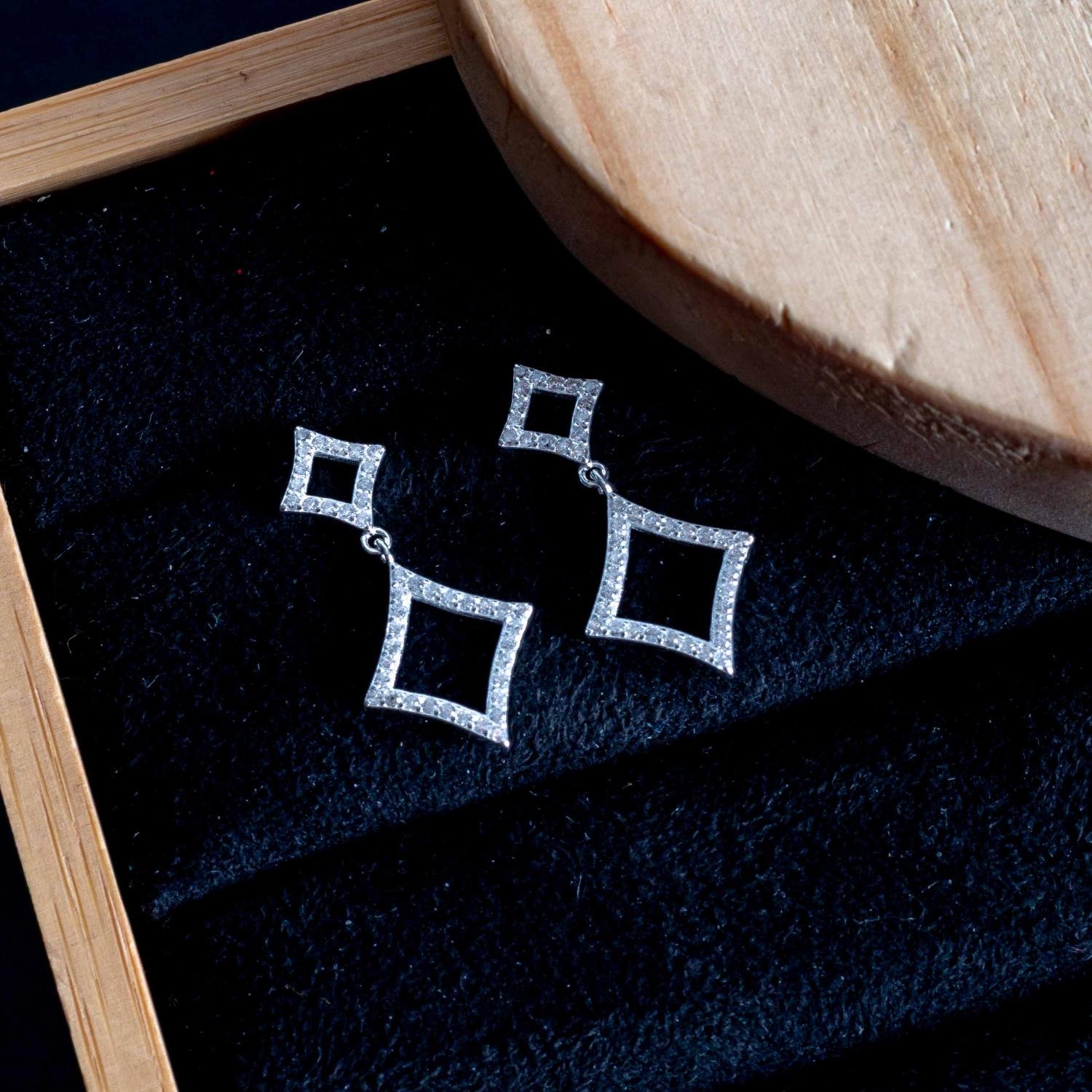 Ag-Bra-333 Brinco Cravejado De Zircônias Cristais - Prata 925.