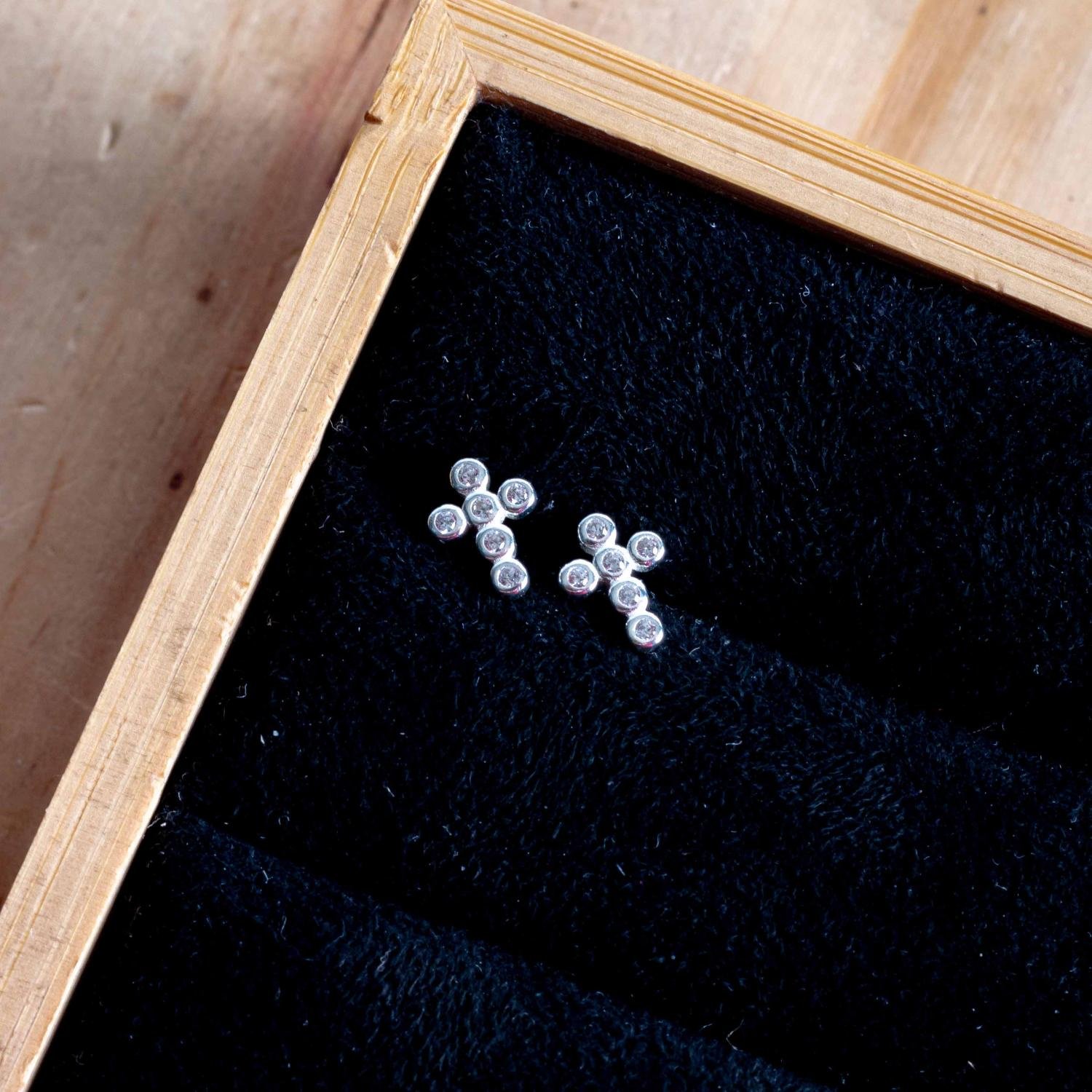 Ag-Bra-336 Brinco De Cruz Cravejado De Zircônias Cristais - Prata 925.