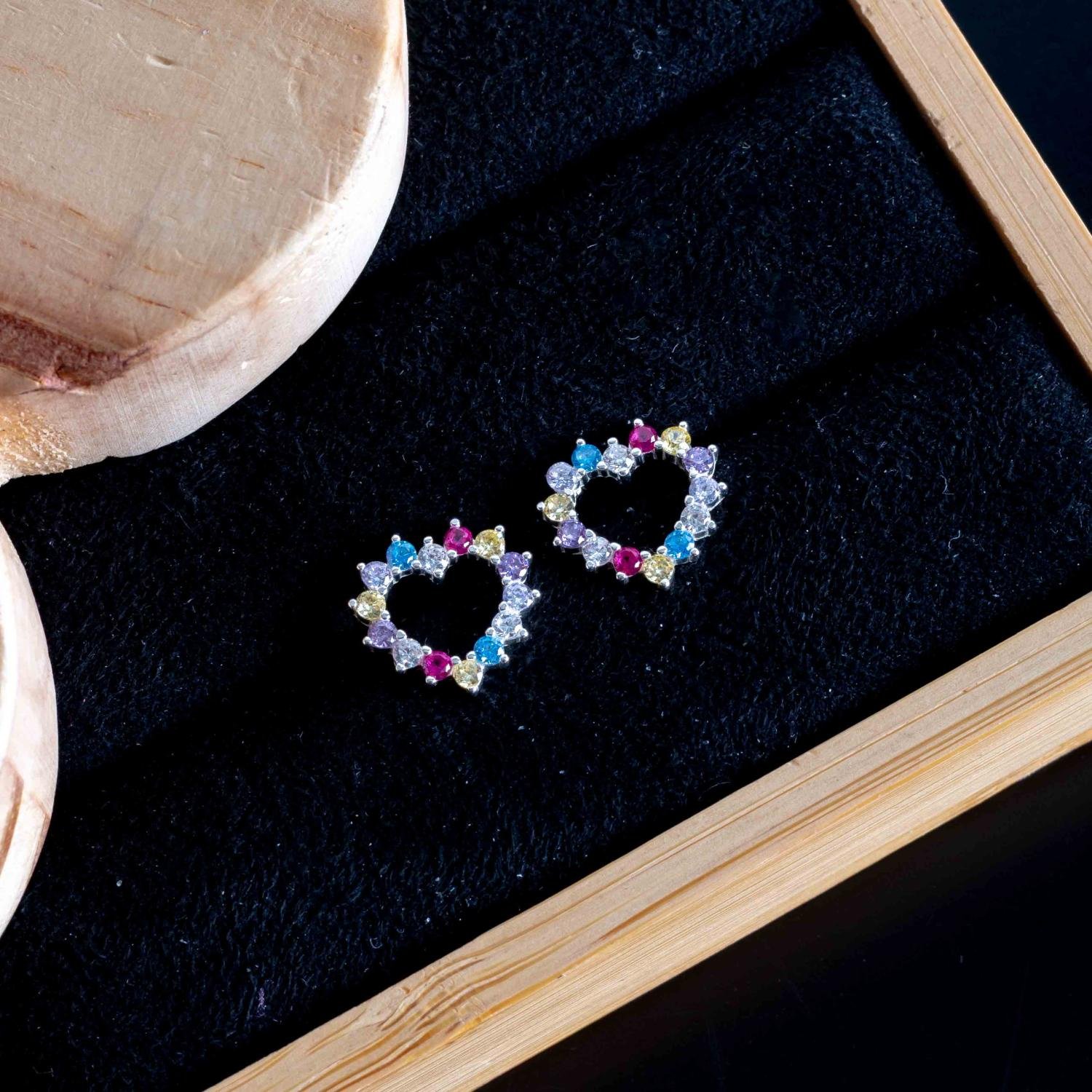 Ag-Bra-340 Brinco De Coração Vazado Cravejado De Zircônias Coloridas - Prata 925.