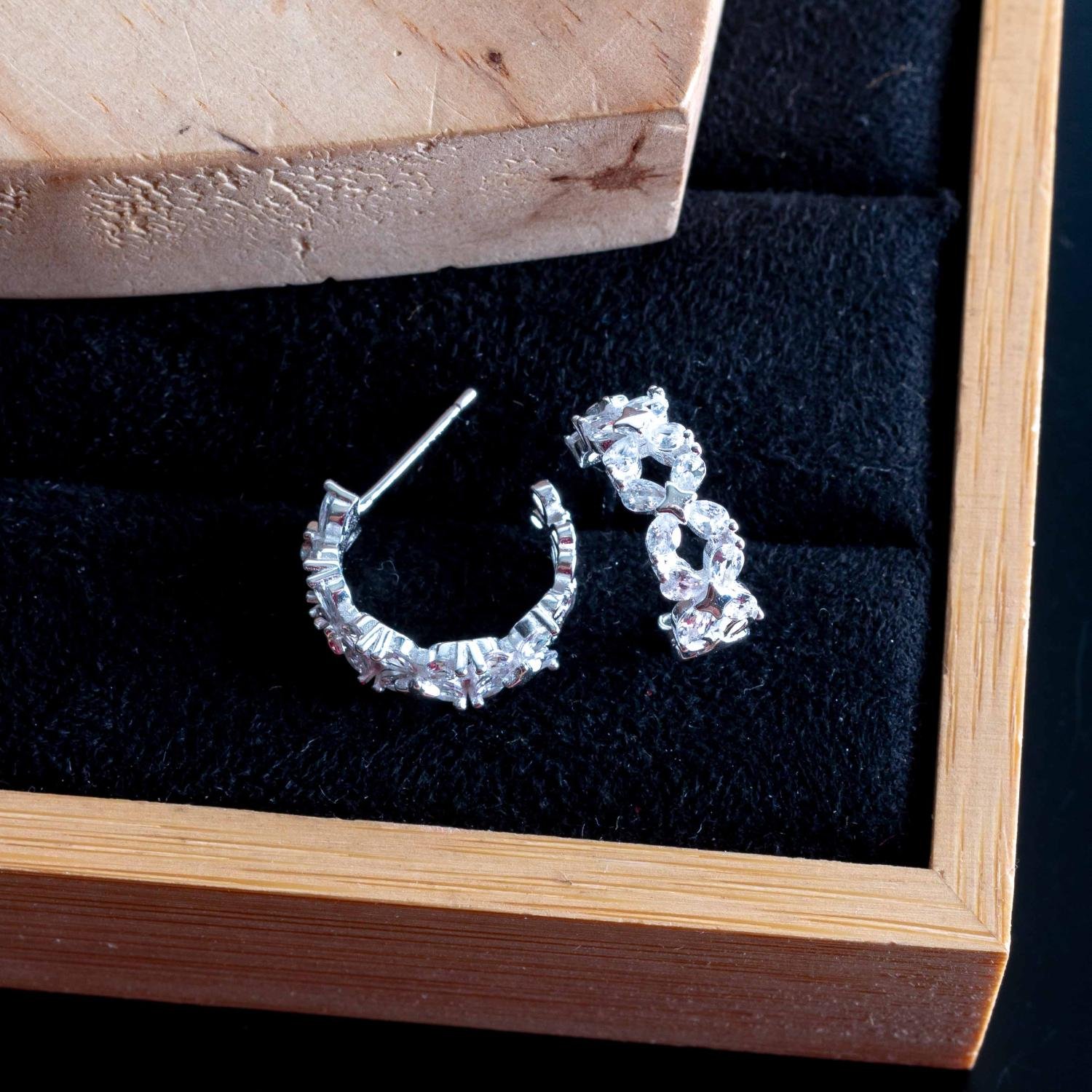 Ag-Bra-355 Brinco Meia Argola Cravejado Cristal - Prata 925.