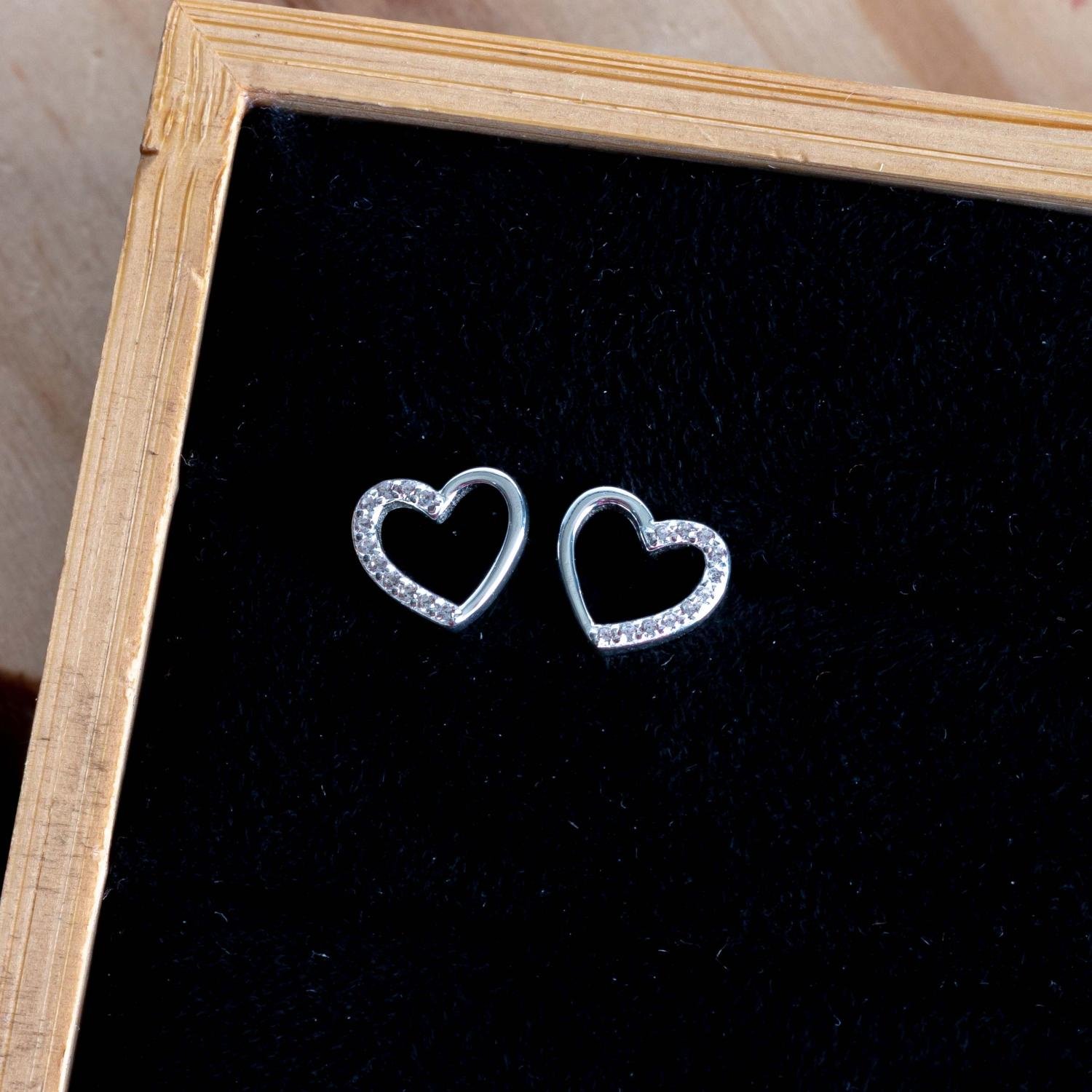 Ag-Bra-365 Brinco De Coração Metade Liso E Metade Cravejado Cristal - Prata 925.