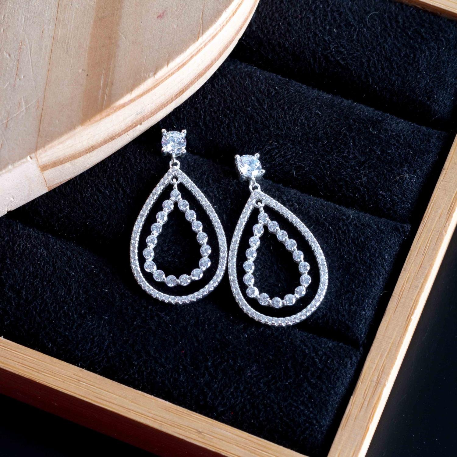 Ag-Bra-372 Brinco Médio Gotas Cravejado Cristal -Prata 925.