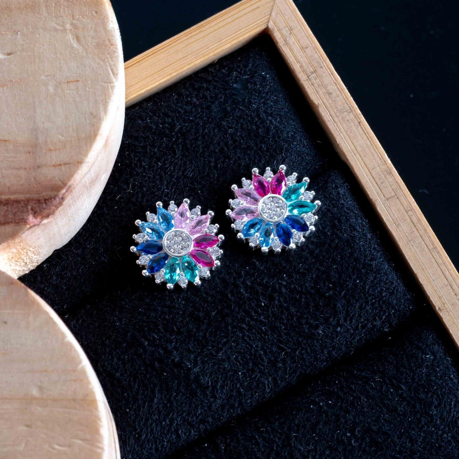 Ag-Bra-388 Brinco De Flor Cravejado De Zircônias Coloridas - Prata 925.