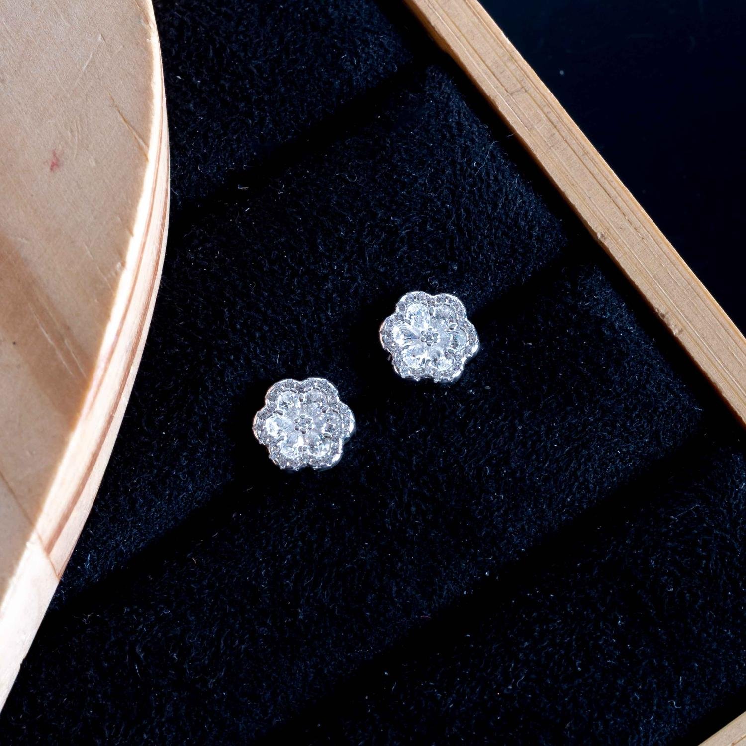 Ag-Bra-391 Brinco De Flor Cravejado De Zircônias Cristais - Prata 925.