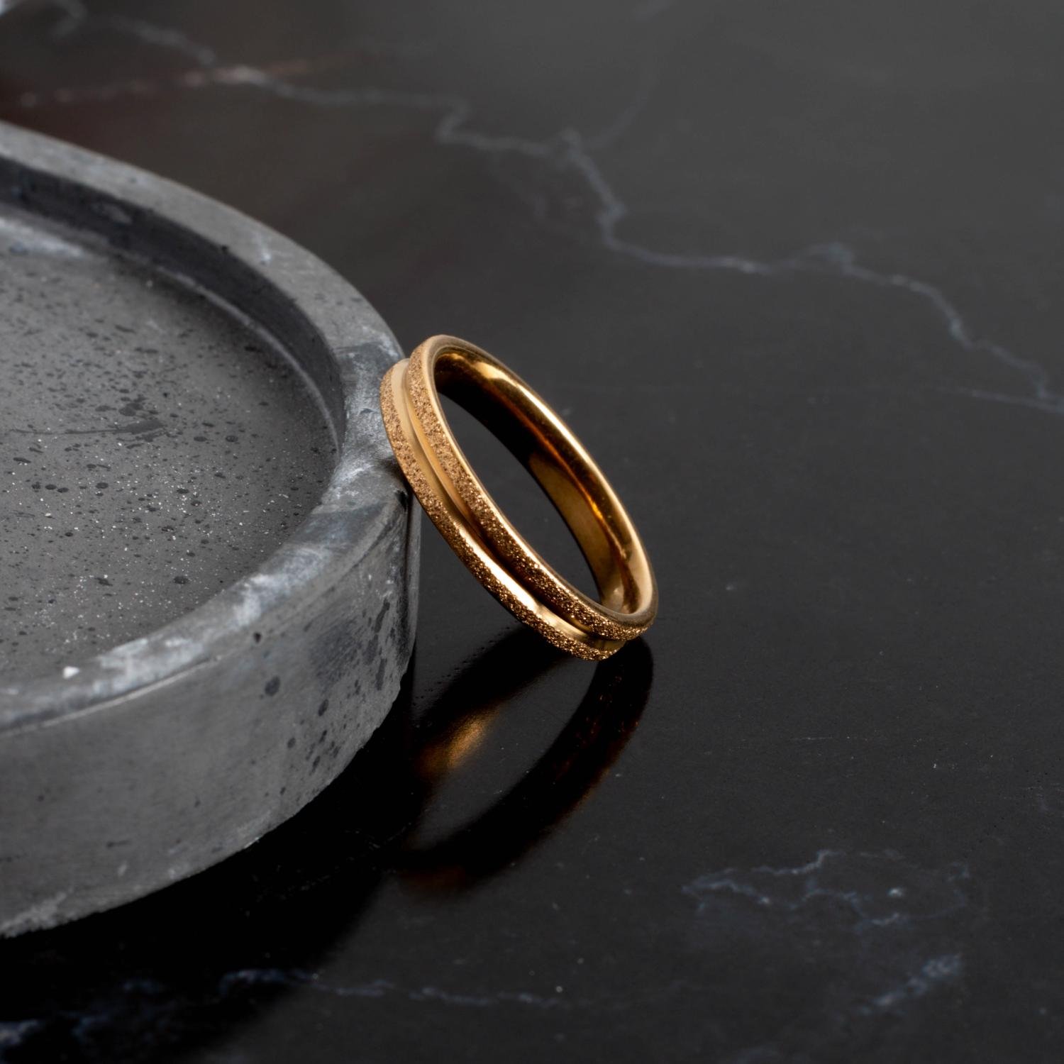 An-2005-Aço Inox Dourado Anel Masculino Liso Com Detalhes Texturizado (Aço Inox Dourado).