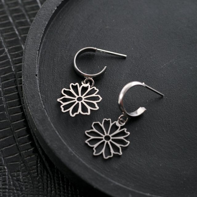 Bla-65-Inox Brinco Meia Argola De Flor Vazada (Aço Inox).